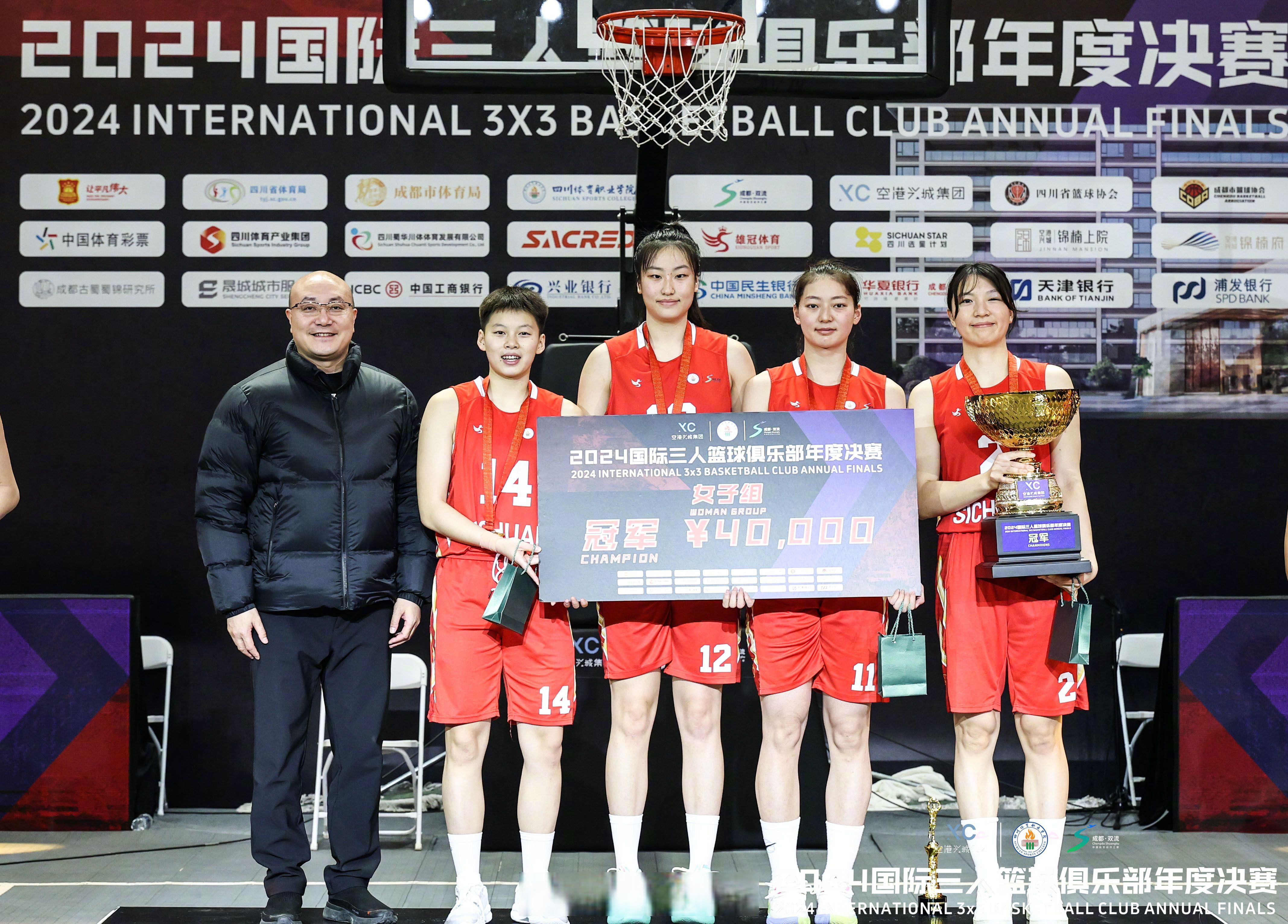 四川队在场上比拼中表现亮眼 四川队在场上比拼中表现亮眼