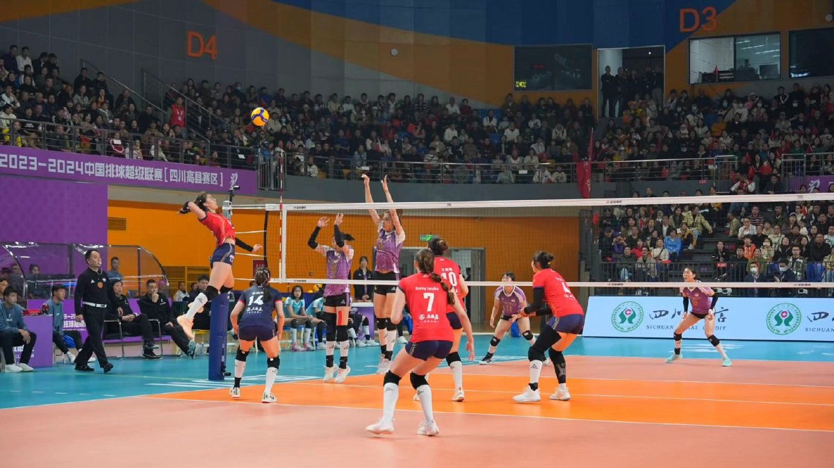 四川队在场上比拼中表现亮眼 四川队在场上比拼中表现亮眼