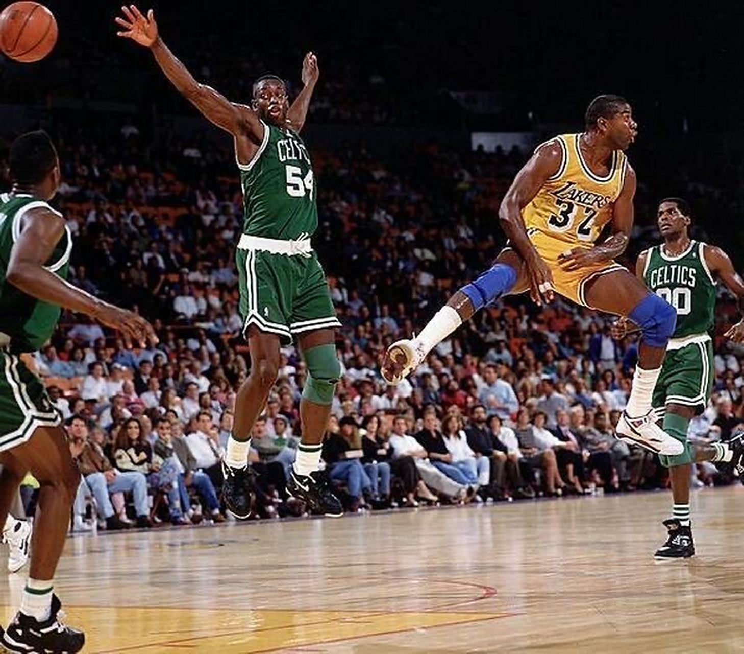 NBA巨星球场上秀魔术，满场观众欢呼连连
