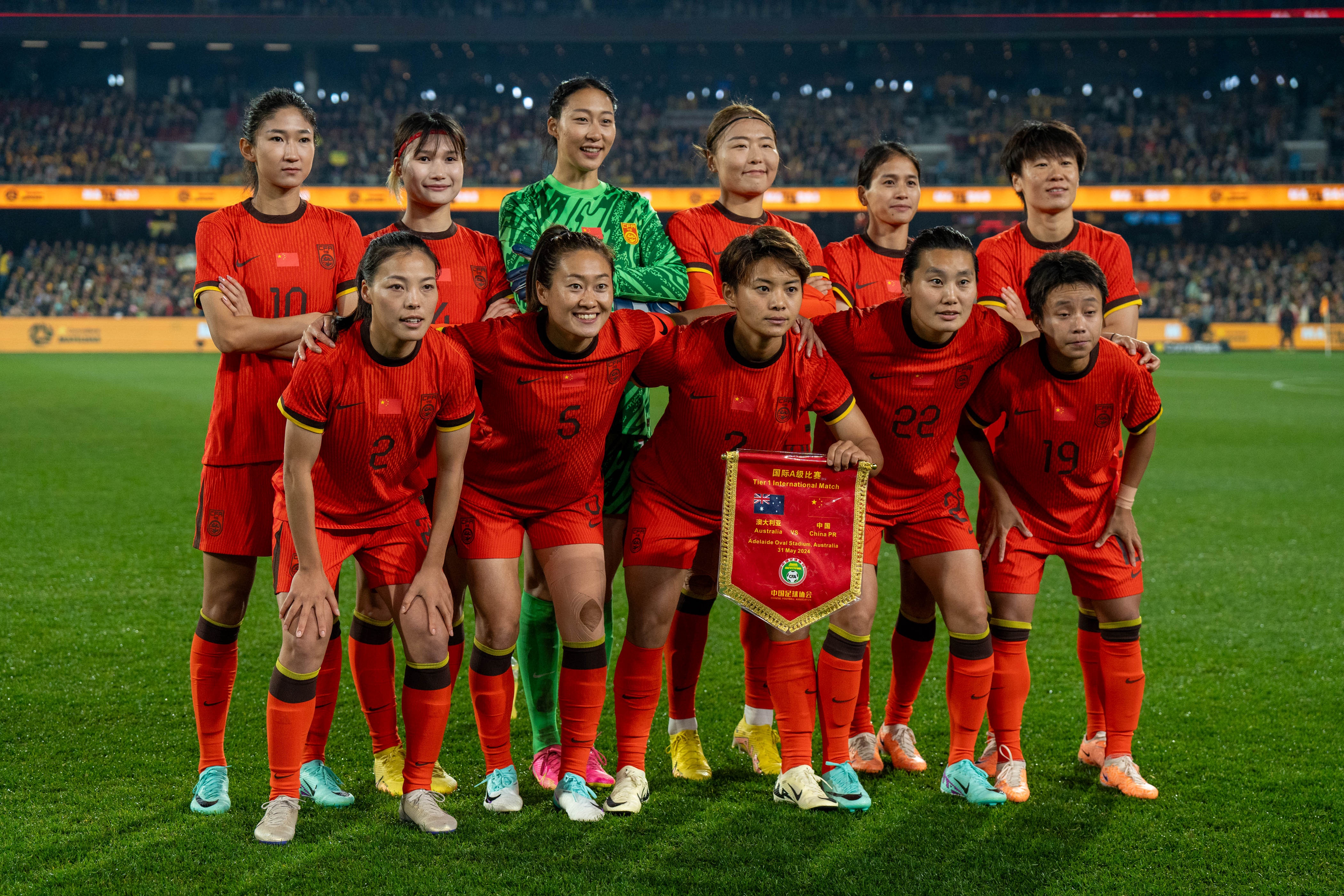 关于激烈比拼！中国女足队员在比赛中展现出色的信息