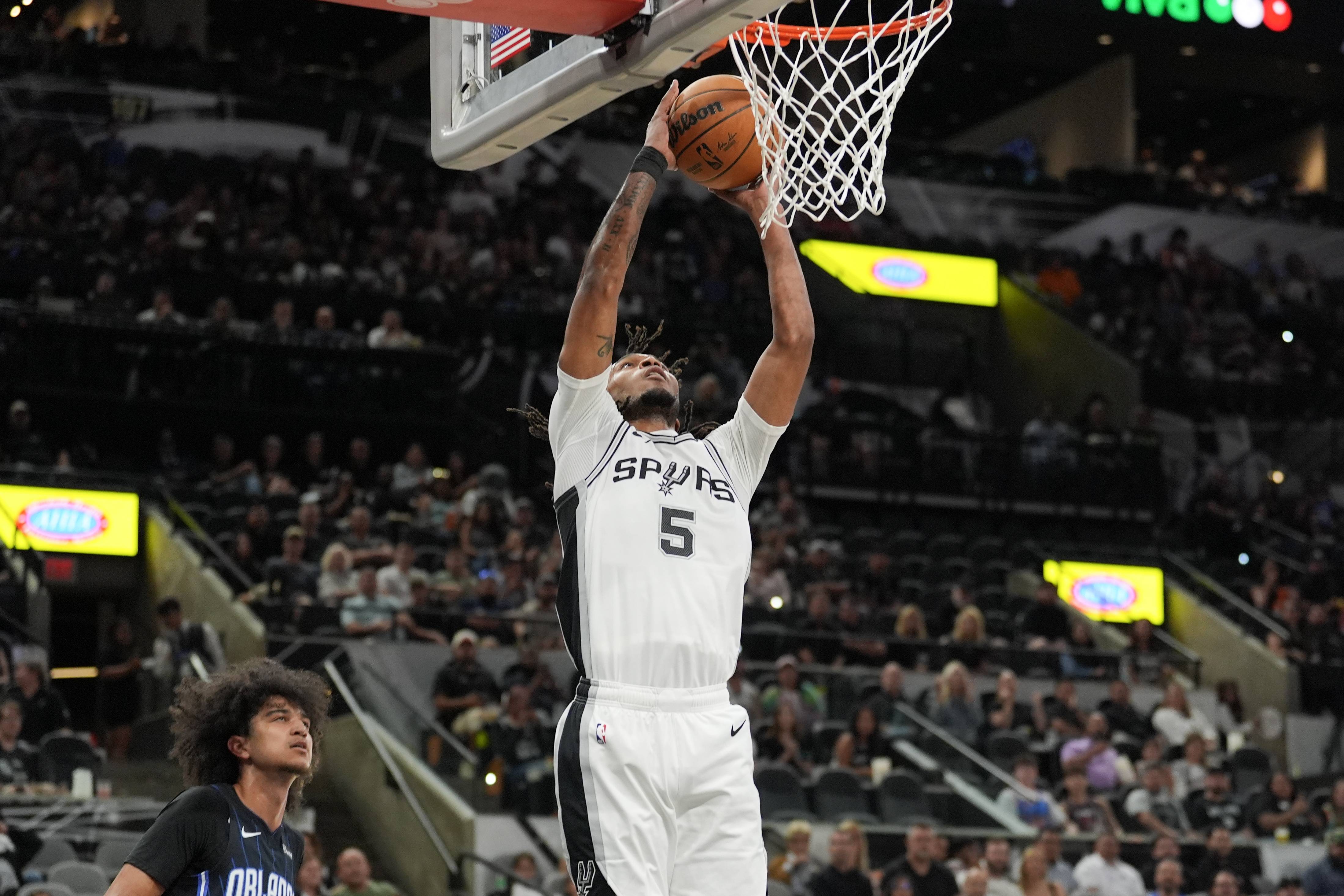 雄鹿逆转马刺，字母哥独得35分的简单介绍