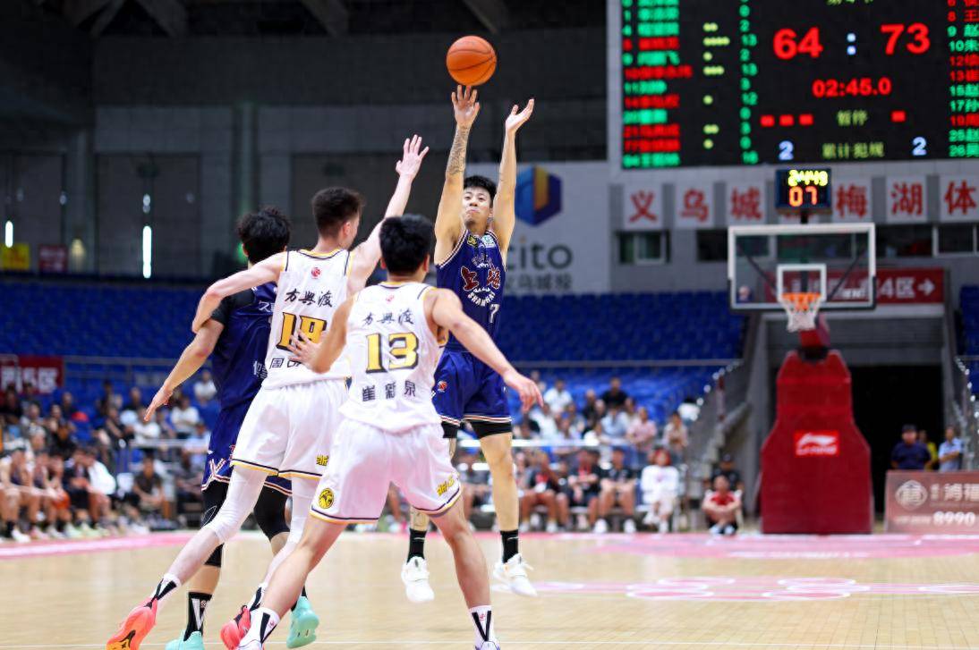 青岛队险胜猛龙,张镇麟高光表现 青岛队险胜猛龙,张镇麟高光表现