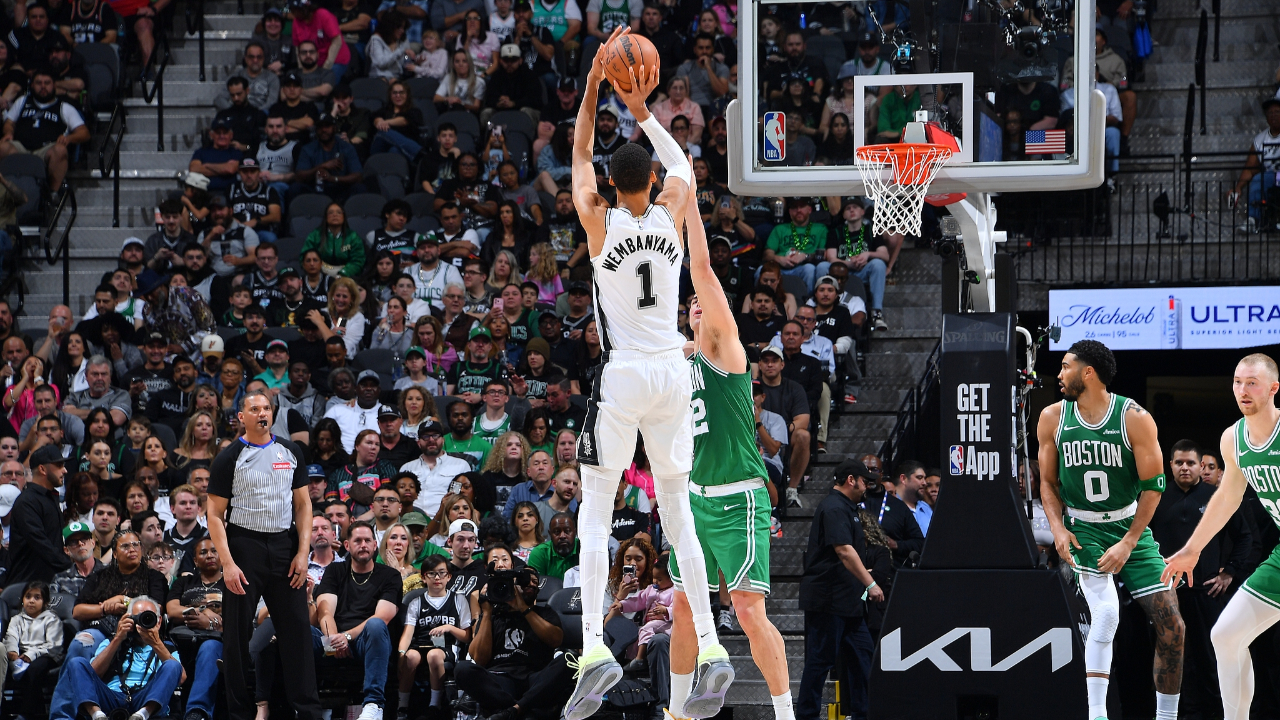 火箭击溃凯尔特人,布克成为全场焦点 火箭击溃凯尔特人,布克成为全场焦点