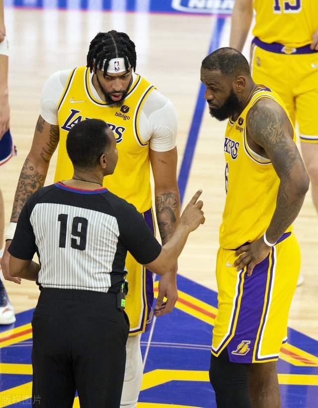 西决生死战之夜，福克斯连续得分拉开差距