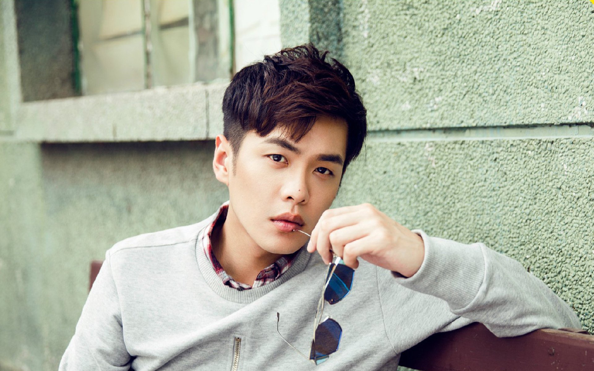 开云体育下载-梅西的艺术与曼联的机器，足球智慧的两记重拳